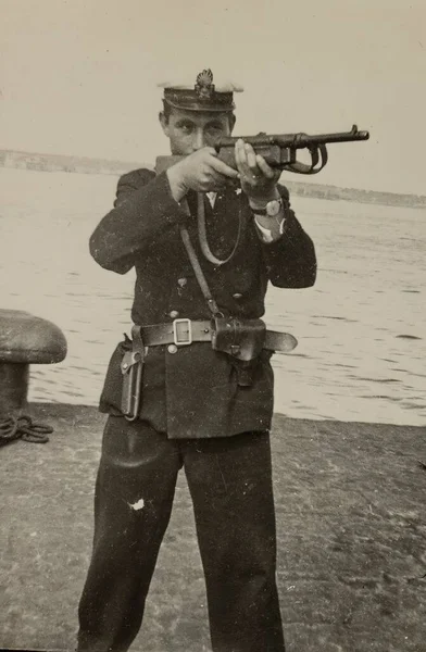 1951年5月イタリア ローマ 1950年代にライフルを狙ってイタリア軍の兵士のヴィンテージ写真 — ストック写真
