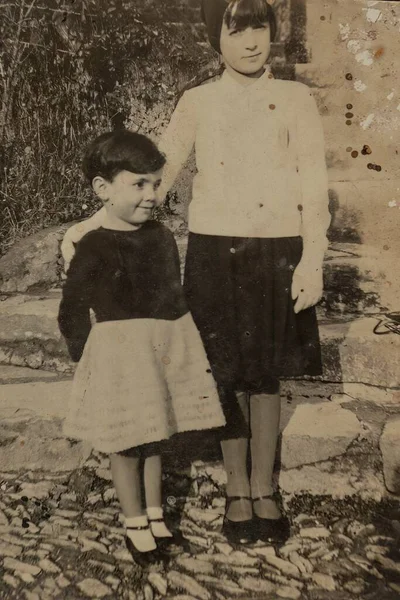 1941 자매가 시절의 기억을 회상하는 1940 빈티지 스타일의 — 스톡 사진
