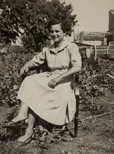 1941年 昭和16年 5月イタリア ローマ 1940年代に屋外の椅子に座っていた若い農民の少女のヴィンテージ写真 — ストック写真