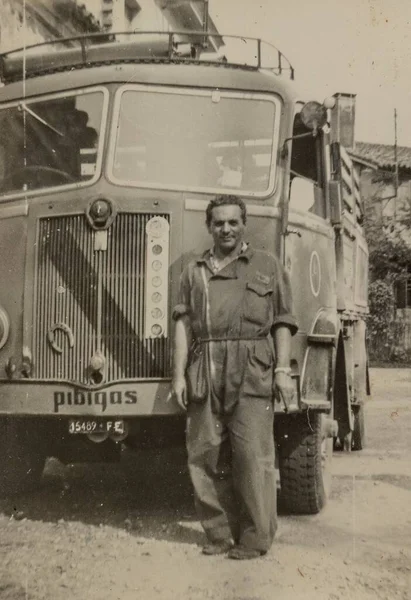 1951年 昭和26年 5月イタリア ローマ1950年代の建物跡の大型トラック脇に立つ建設労働者のヴィンテージ写真 — ストック写真