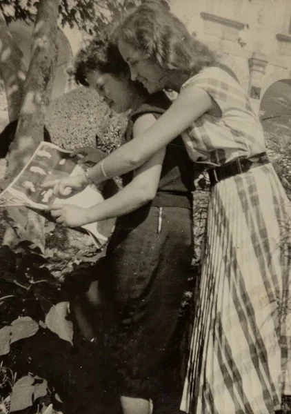 Roma Itália Maio 1951 Foto Vintage Meninas Italianas Lendo Atentamente — Fotografia de Stock