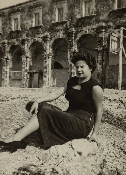Roma Itália Maio 1948 Foto Vintage Uma Garota Deslumbrante Andando — Fotografia de Stock