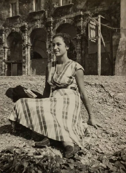 Рим Италия Май 1940 Молодая Женщина Излучает Радость Разрушенном Войной — стоковое фото