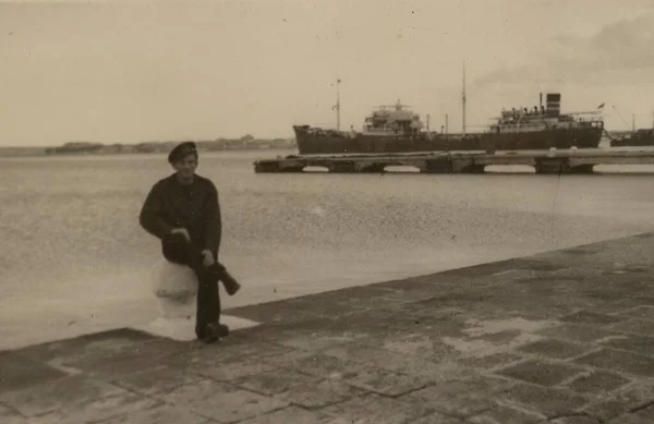 1951年5月イタリア ローマ 海の無限の地平線を眺めながら ひとりの水夫が人生の謎を問いかける — ストック写真