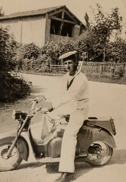 Рим Италия Май 1951 Молодой Человек Путешествует Классическом Скутере Lambretta — стоковое фото
