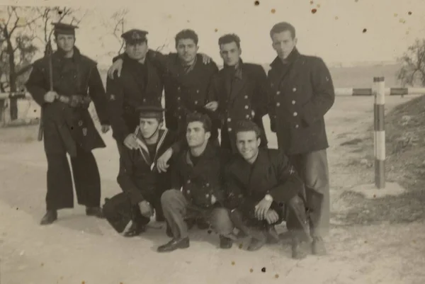 Рим Италия Май 1951 Группа Итальянских Военных Наслаждается Отдыхом Пляже — стоковое фото