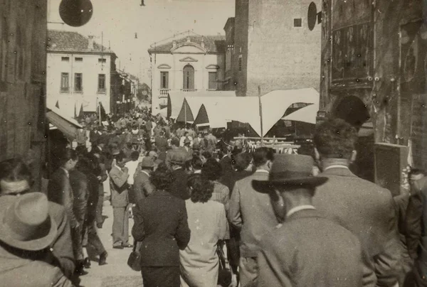 1941年 昭和16年 イタリア ローマ 1940年代の日常生活で賑わうイタリアの街の路地 — ストック写真