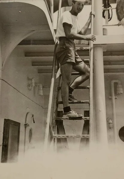 1951年 昭和26年 5月イタリア ローマ 制服を着た水夫が船の横のはしごを登り 1950年代の航海生活の冒険とロマンスを捉えた — ストック写真
