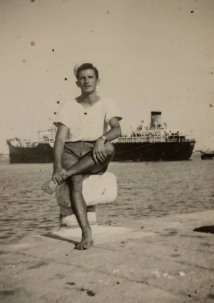 Рим Италия Май 1951 Винтажный Итальянский Моряк Форме Сидит Пристани — стоковое фото