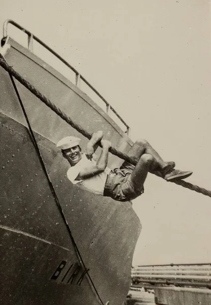 Рим Италия Май 1951 Винтажный Итальянский Моряк Форме Сжимающий Веревку — стоковое фото