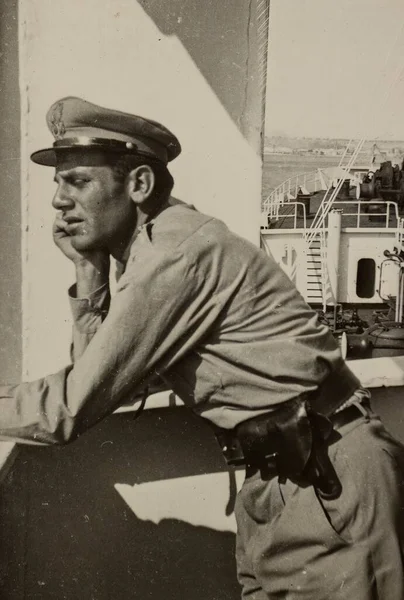 Рим Италия Май 1951 Винтажный Итальянский Солдат Усталой Униформе Прислонившийся — стоковое фото
