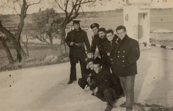 1951年5月 イタリア ローマ 1950年代に訓練学校で肖像画のためにポーズをとったハンサムなイタリア海軍の兵士のグループ — ストック写真