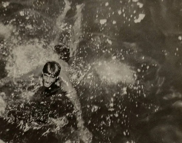 Roma Itália Maio 1951 Fotografia Vintage Homem Desfrutando Mergulho Mar — Fotografia de Stock