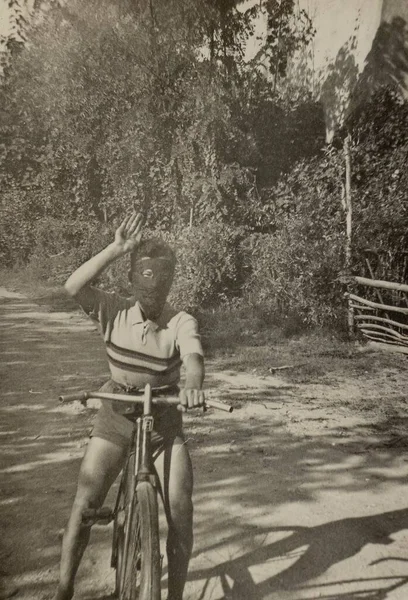 1951年5月イタリア ローマ 1950年代に自転車に乗って 彼の顔を覆うバンダナを持つ若いイタリアのトラブルメーカーのヴィンテージ写真 — ストック写真