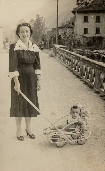 Roma Itália Maio 1941 Uma Mãe Vintage Leva Seu Bebê — Fotografia de Stock