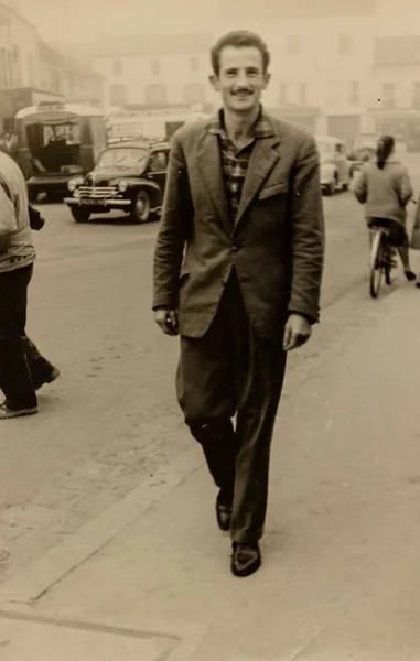 Рим Италия Май 1947 Винтажный Человек Прогуливается Оживленному Европейскому Городу — стоковое фото