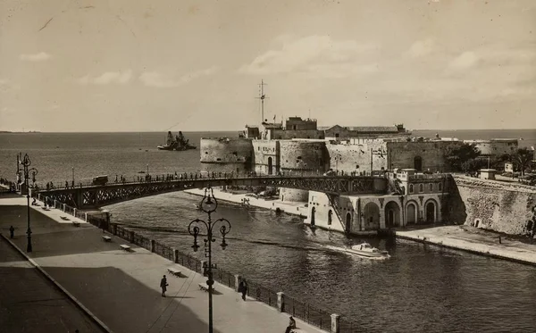 Taranto Włochy Maj 1951 Historyczny Widok Taranto Włochy Mostem Huśtawkowym — Zdjęcie stockowe