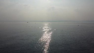 Bu büyüleyici hava görüntülerinde Garda Gölü 'nün nefes kesici güzelliğini keşfedin..
