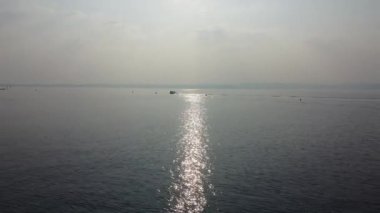 Güneş bu nefes kesici ve büyüleyici videoda batarken Garda Gölü 'nün güzelliğinden büyülen.