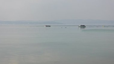 İtalya 'nın en büyük gölü Garda Gölü' nün berrak sularında süzülen tekneleri gösteren çarpıcı bir video..