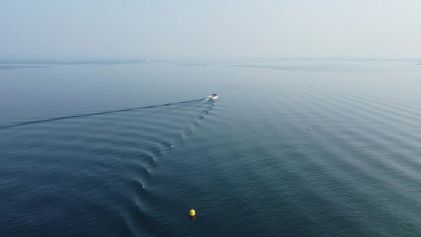 Een Hoge Hoek Schot Vangt Een Speedboot Zippen Turquoise Wateren — Stockvideo