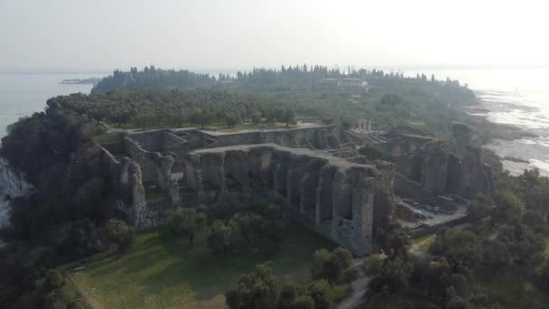 Πετάξτε Πάνω Από Αρχαία Ερείπια Της Σιρμιόνης Αποκαλύπτοντας Την Υπέροχη — Αρχείο Βίντεο