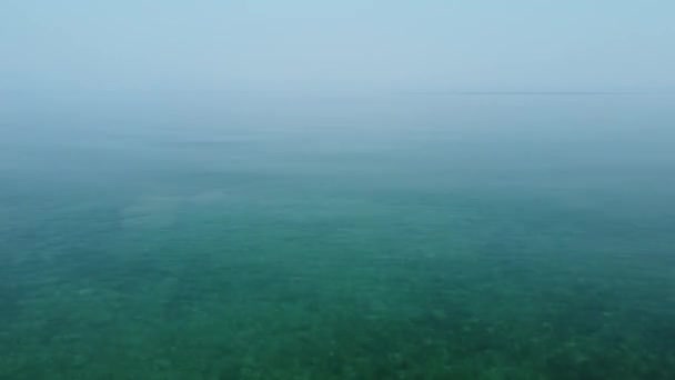 Accattivante Scatto Sereno Lago Avvolto Nella Nebbia Che Evoca Senso — Video Stock