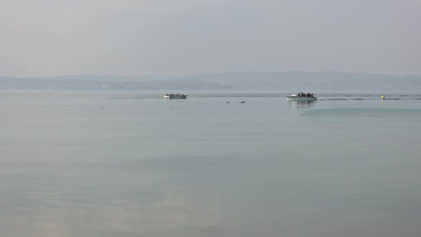 Vídeo Impressionante Mostrando Barcos Deslizando Pelas Águas Cristalinas Lago Garda — Vídeo de Stock
