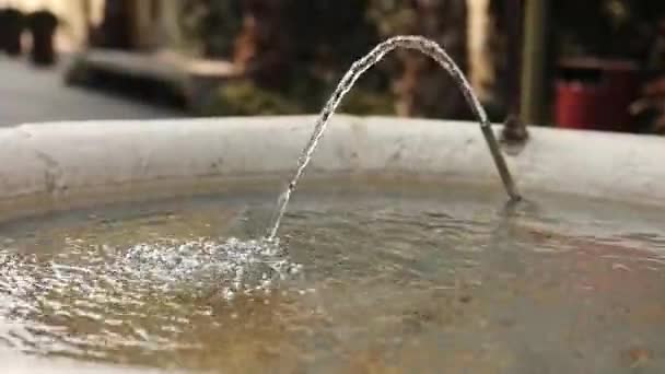 Primer Plano Una Fuente Agua Que Fluye Cámara Lenta Perfecto — Vídeos de Stock