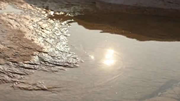 Солнце Садится Над Озером Гарда Скалистая Береговая Линия Сирмионы Приобретает — стоковое видео