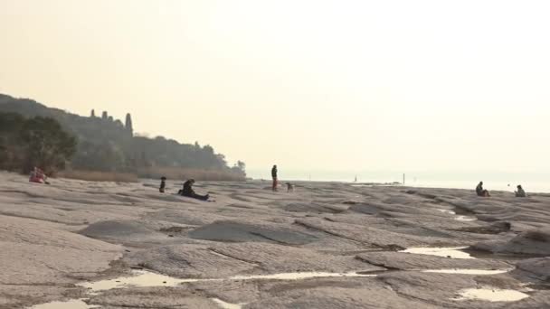 Das Ruhige Wasser Des Gardasees Umspült Das Felsige Ufer Während — Stockvideo