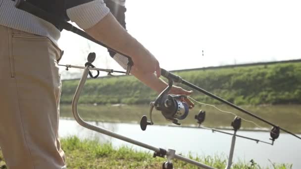 Una Vista Cerca Mano Pescador Operando Carrete Giratorio Mientras Captura — Vídeos de Stock