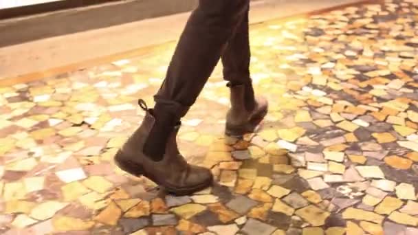 Egy Fiatalember Lábai Egy Ősi Viharvert Járdán Sétálnak Emlékeztetve Múlt — Stock videók