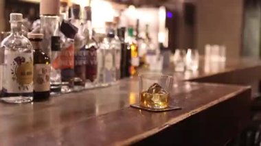 Bir bardak içki bir barın tezgahına konur, eğlenmeye hazırdır..