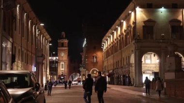 Ferrara, İtalya 11 Nisan 2023: Ferrara 'nın tarihi merkezinin güzelliğini ve çekiciliğini yansıtan çarpıcı bir gece videosu.