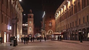 Ferrara, İtalya 11 Nisan 2023: Ferrara 'nın tarihi merkezinin güzelliğini ve çekiciliğini yansıtan çarpıcı bir gece videosu.