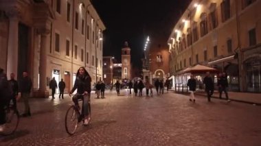 Ferrara, İtalya 11 Nisan 2023: Ferrara 'nın tarihi merkezinin güzelliğini ve çekiciliğini yansıtan çarpıcı bir gece videosu.