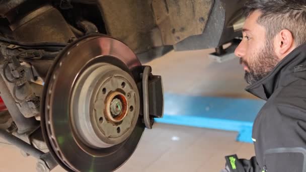 Milano Italien April 2023 Kompetent Mekaniker Ersätter Skickligt Bromsbelägg Bil — Stockvideo