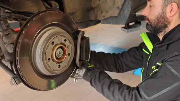 2023年4月11日 意大利米兰 熟练的机械师熟练地更换汽车上的刹车片 — 图库视频影像