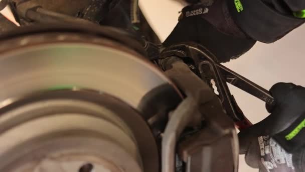 2023年4月11日 意大利米兰 熟练的机械师熟练地更换汽车上的刹车片 — 图库视频影像