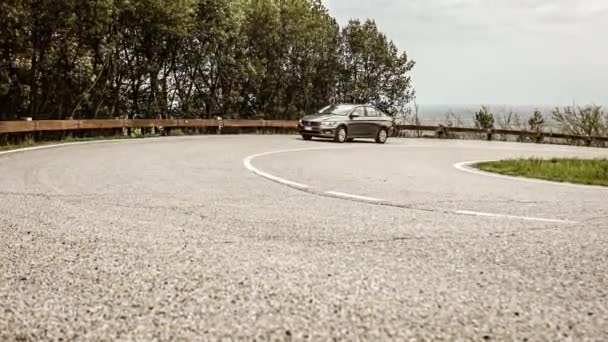 Este Italy April 2023 ヘアピンターンで曲がりくねった山道を走る車のダイナミックなショット — ストック動画