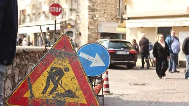 2023年4月11日 意大利锡尔敏 一个关于繁忙街道上的公路工程标志和建筑设备的警告视频 — 图库视频影像