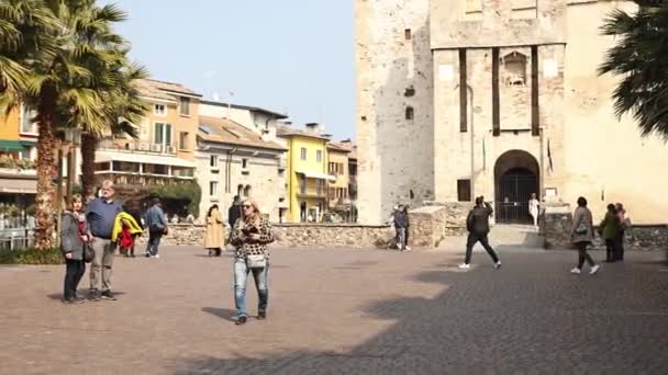 Sirmione Italien April 2023 Fridfull Video Som Fångar Människor Som — Stockvideo