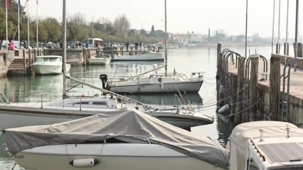Sirmione Itália Abril 2023 Uma Filmagem Fascinante Barcos Coloridos Balançando — Vídeo de Stock