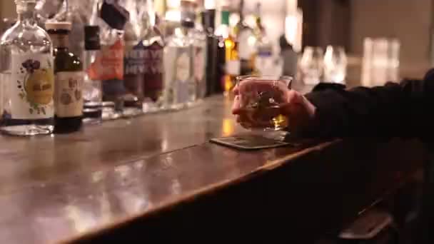 Ferrara Italië April 2023 Een Mannenhand Houdt Een Cocktailglas Bar — Stockvideo