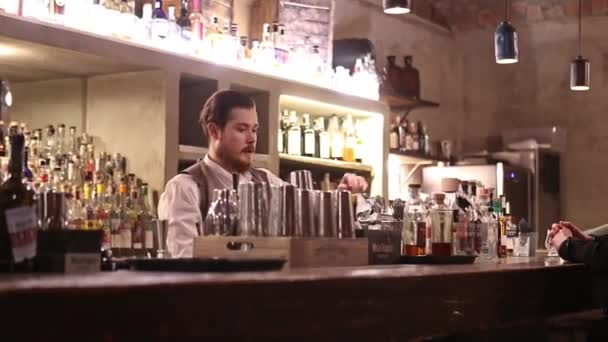 Ferrara Włochy Kwietnia 2023 Przyjazny Barman Proponuje Drinka Młodemu Mężczyźnie — Wideo stockowe