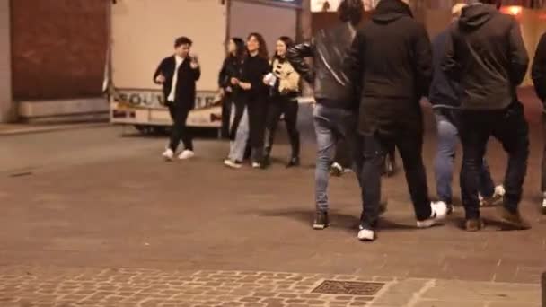 Ferrara Itálie Dubna 2023 Skupina Mladých Lidí Chodí Noci Ulicemi — Stock video