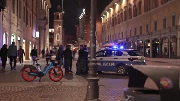 Ferrara Ιταλία Απριλίου 2023 Βίντεο Αστυνομικών Που Περιπολούν Και Αλληλεπιδρούν — Αρχείο Βίντεο