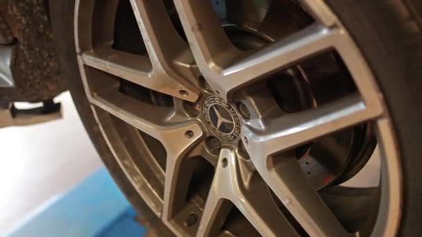 2023年4月11日 意大利米兰 一名专业机械师用气枪拧紧车库里汽车车轮上的螺母 — 图库视频影像