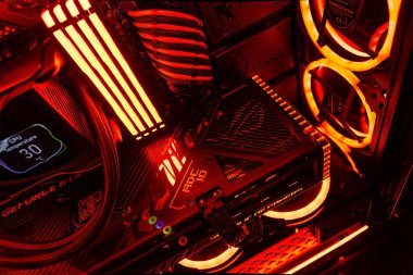 Milan, İtalya 14 Nisan 2023: Aydınlatılmış iç ve ileri teknoloji bileşenlerinin yer aldığı bu oyun bilgisayarı görüntüsüyle kurulumunuzu sergileyin.